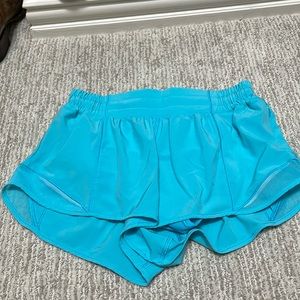 Lululemon hotty hot 2.5” shorts in electric turquoise